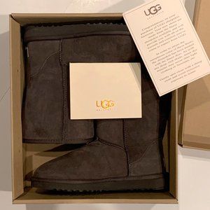 UGG classic short boot. NWT Chocolate Suede  sz 7 NIB.